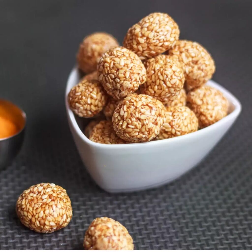 ठंड के मौसम में तिल जरूर खाएं, जानिए 7 बेहतरीन फायदे Til Ke Laddu 1024x1024